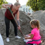 Residentes de la orilla del río Bela observan los daños a la infraestructura urbana que ocasionaron las graves inundaciones en el poblado de Mikulovice, en República Checa