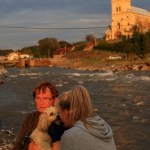 Sobre estas líneas, personal de Protección Civil trabaja en una zona tras el paso de la borrasca “Boris”, en Rímini, región de Emilia-Romaña, Italia. A la izquierda, aspecto de la crecida del río Danubio con la desembocadura del arroyo Rakos (centro), ayer en Budapest, Hungría