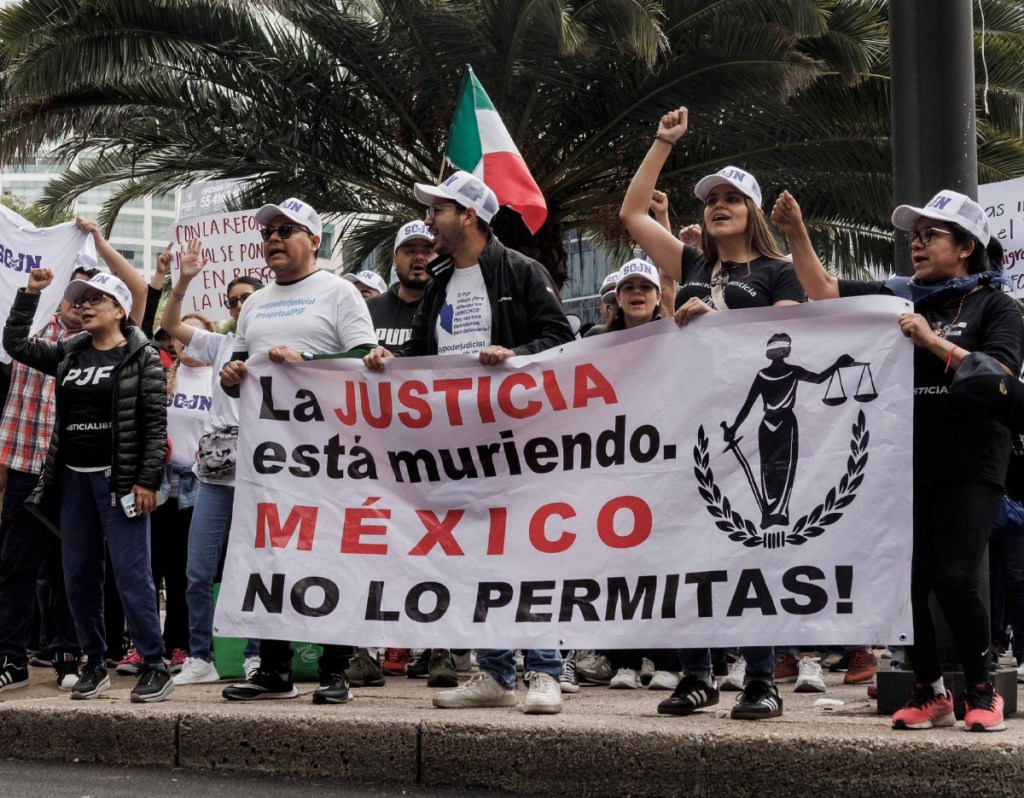 Opositores a la reforma judicial del presidente López Obrador marchan de la Bolsa de Valores hacia las instalaciones del Senado en Ciudad de México, este viernes