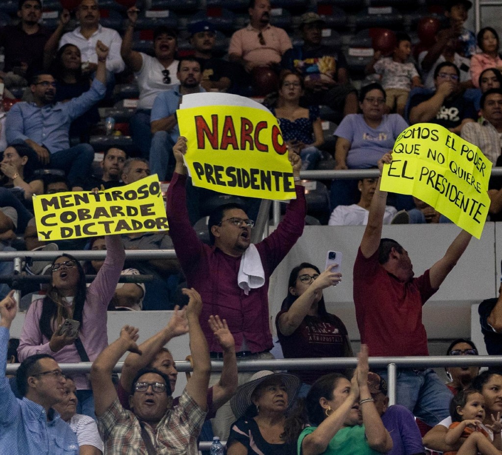 Manifestación en contra del presidente Andrés Manuel López Obrador, ayer en la inauguración de Proyectos Prioritarios en Tepic, Nayarit