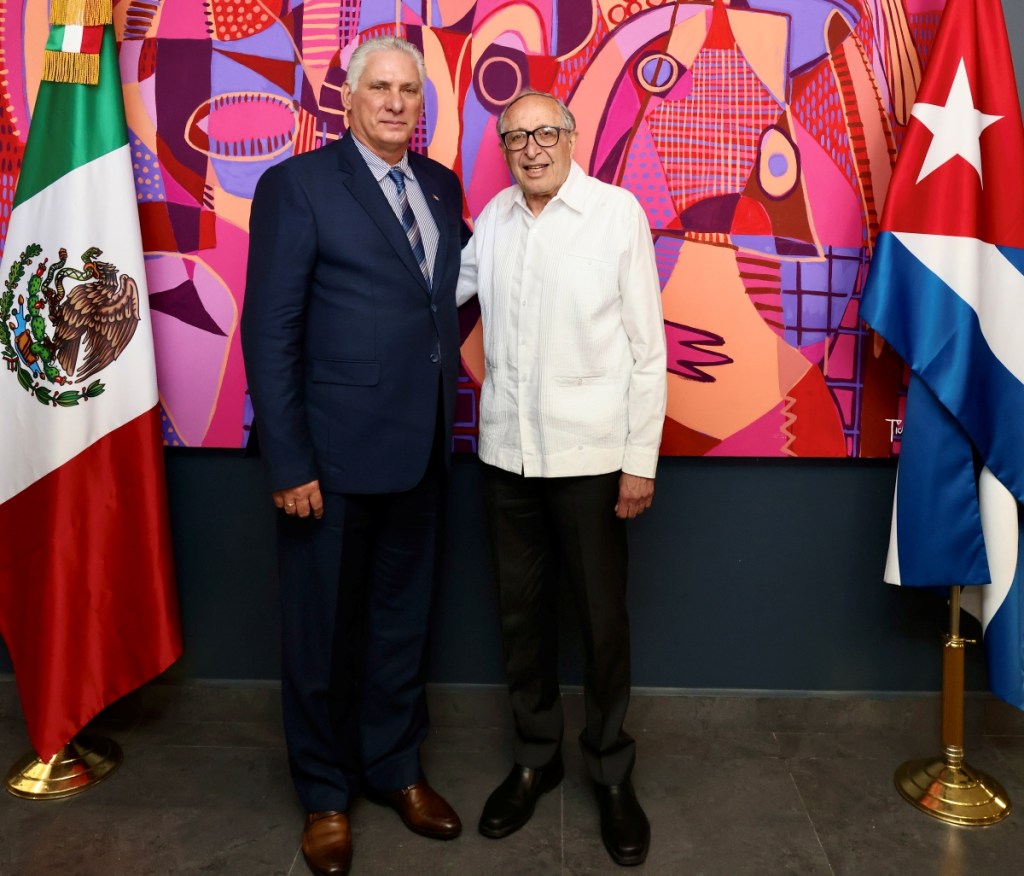 Miguel Díaz-Canel (izquierda), presidente de Cuba, fue recibido en México por David Kershenobich, quien será el próximo secretario de salud, de cara a la investidura de la presidenta electa Claudia Sheinbaum, que se llevará al cabo mañana en la capital