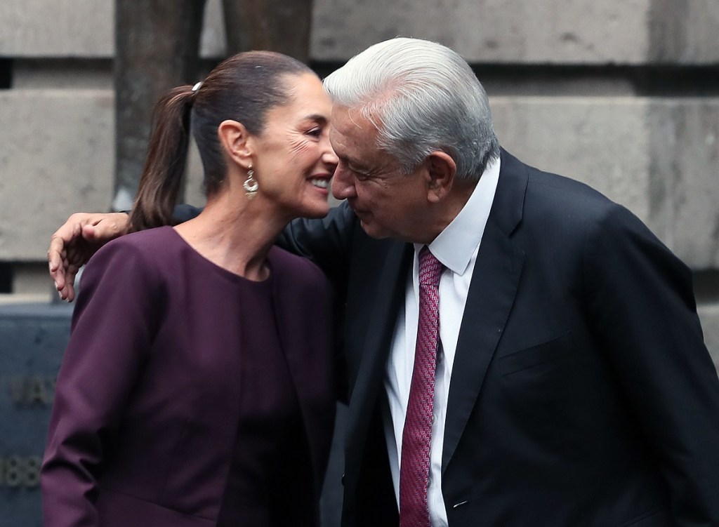 El presidente Andrés Manuel López Obrador y la presidenta electa, Claudia Sheinbaum, se abrazan en un acto en la Secretaria de Educación Pública de Ciudad de México (Foto de EFE)