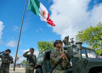 Con el pueblo, desde las gradas, conmemora Mara Lezama la Independencia con desfile cívico militar del 16 de Septiembre