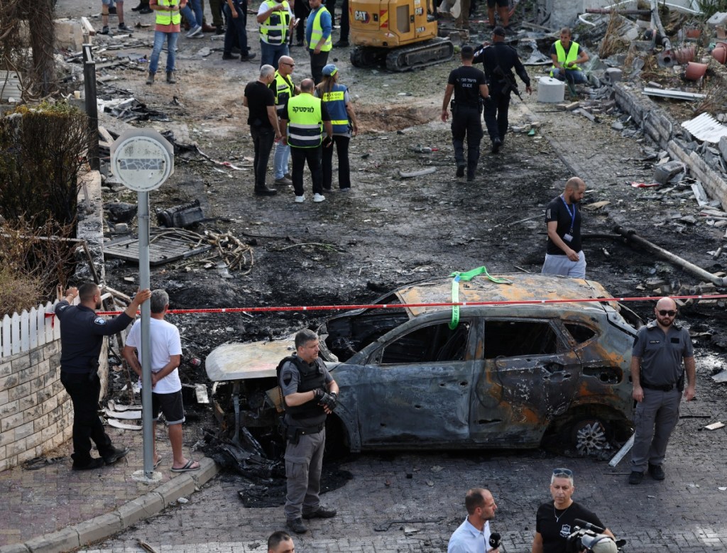 Equipos de emergencia trabajan en uno de los lugares donde ayer cayó un misil lanzado por Hezbolá, en el barrio de Kiryat Bialik, en Israel
