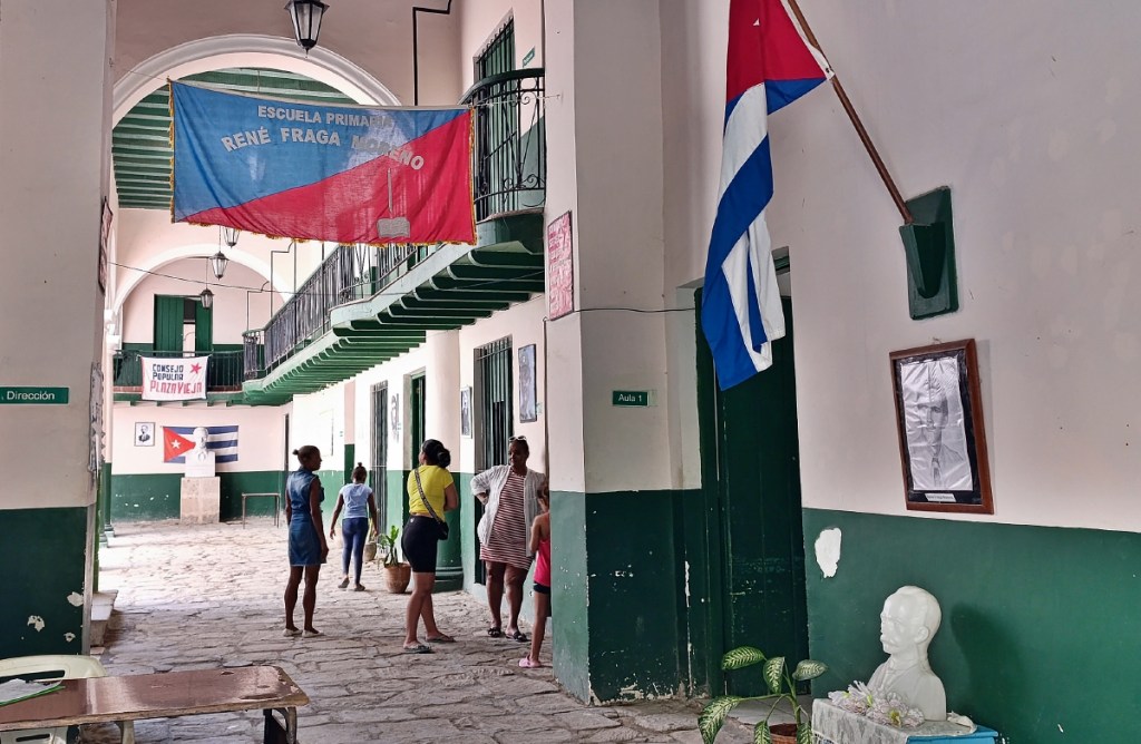 Madres de familia se reunieron en la escuela “René Fraga Moreno” de La Habana, Cuba, para tratar de ayudar en los preparativos