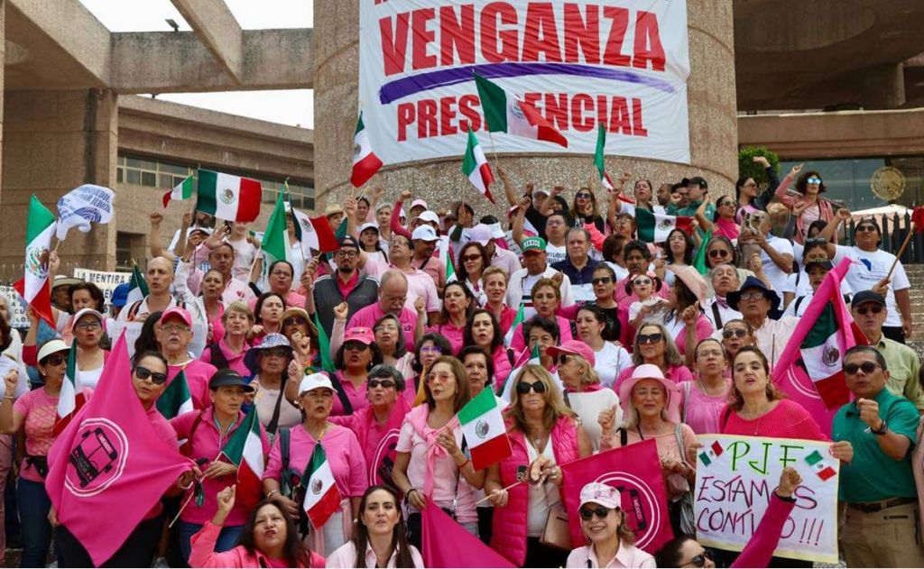 Trabajadores del Poder Judicial protestan en San Lázaro contra reforma de AMLO, en pleno 15 de septiembre, Día de la Independencia de México