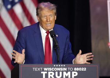 Donald Trump dice que Kamala Harris es “deficiente mental”