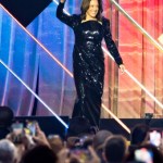 La vicepresidenta Kamala Harris entra al escenario en la Cena de Premios Phoenix 2024 en Washington, el sábado 14. A la izquierda, el candidato republicano con Nicky Jam durante un mitin de campaña en el World Market Center, el viernes 13