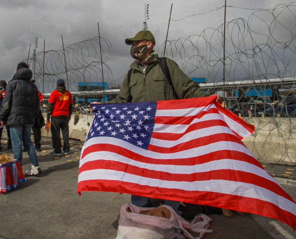 Activistas celebran el triunfo electoral de Joe Biden en noviembre de 2020, en Tijuana, con la esperanza de que la política migratoria de Donald Trump quedara en el olvido