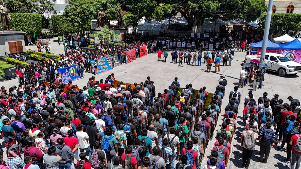 Familiares y amigos de los 43 estudiantes de Ayotzinapa participaron ayer en una manifestación en la ciudad de Chilpancingo, Guerrero, en el marco del décimo aniversario de la desaparición. Los manifetantes externaron su rabia y decepción con la gestión del caso por parte del gobierno de Andrés Manuel López Obrador