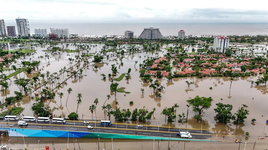 Graves inundaciones dejó en Acapulco el huracán John (Foto de EFE)