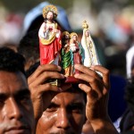 Un mar de paraguas blancos y amarillos —los colores de la bandera de la Santa Sede— se observa en el parque de Tasitolu, mientras los timorenses esperaban la llegada del Papa Francisco para la misa vespertina y se protegen del sol