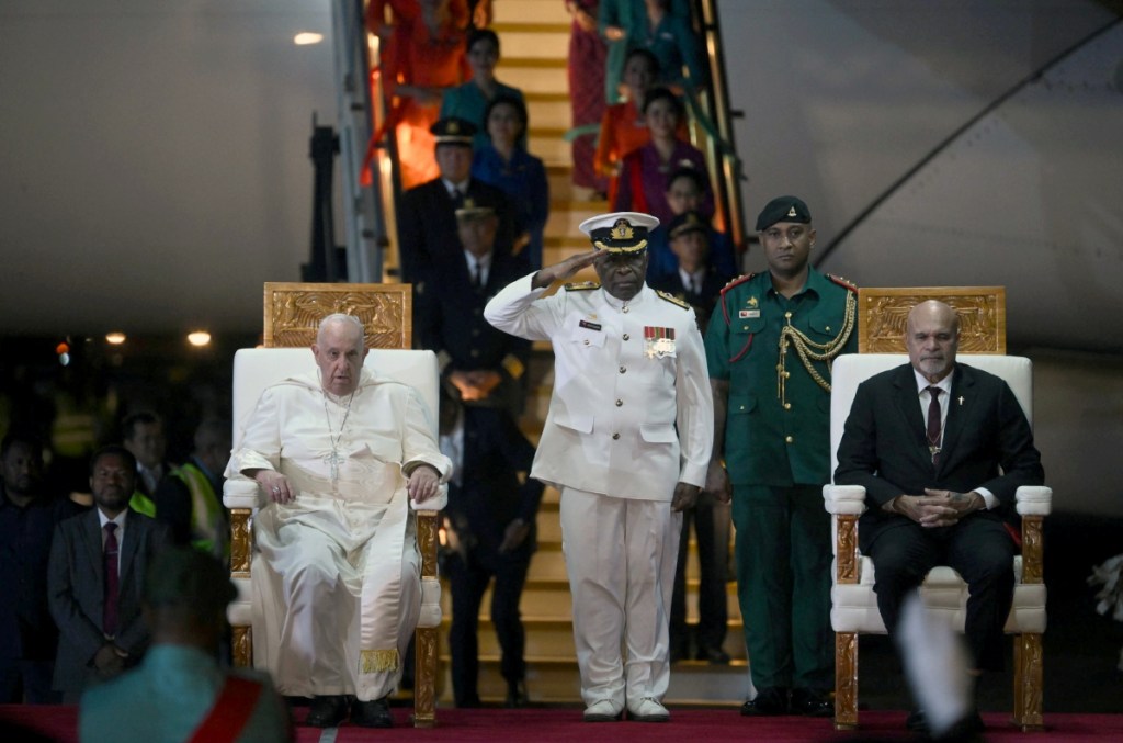 El viceprimer ministro de Papúa Nueva Guinea, John Rosso, recibe al papa Francisco en Puerto Moresby