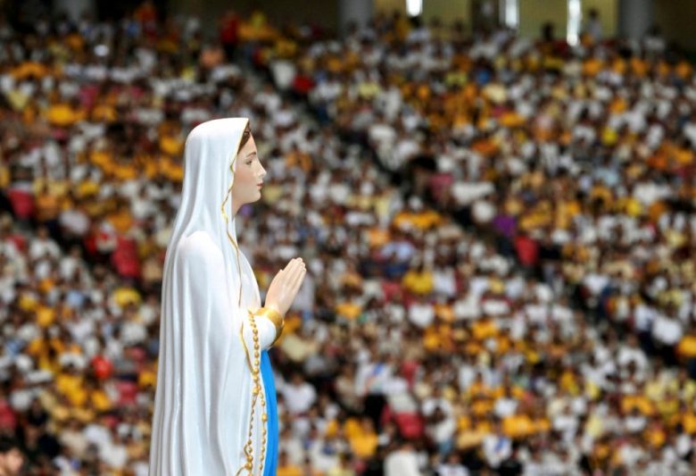 Una imagen de la Virgen María en el Estadio Nacional, durante la misa papal del jueves. A la derecha, el papa Francisco y el presidente de Singapur, Tharman Shanmugaratnam