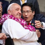 El papa Francisco saluda al director general de Consulus Global Network, Lawrence Chong, a su llegada al “Catholic Junior College” de Singapur