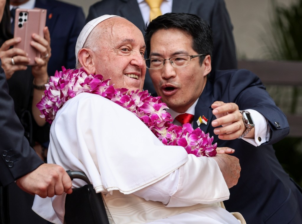 El papa Francisco saluda al director general de Consulus Global Network, Lawrence Chong, a su llegada al “Catholic Junior College” de Singapur