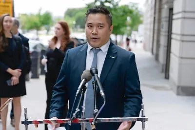 El creador de contenido de TikTok Paul Tran, afuera del tribunal en Washington