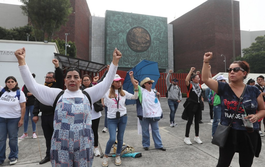 Trabajadores del Poder Judicial protestan afuera de la Cámara de Diputados contra la polémica reforma judicial impulsada por el presidente (Foto de EFE)