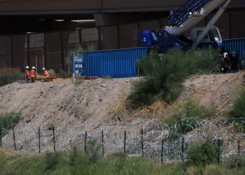 Expansión de cerca fronteriza en Texas aumenta riesgos a migrantes, denuncian ONG