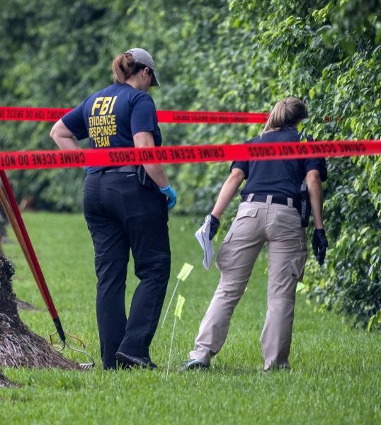 Agentes del FBI revisan el “Trump International Golf Club” en West Palm Beach, el martes