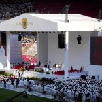 Una religiosa sostienen un abanico con la imagen del papa Francisco, en conmemoración de la visita del Pontífice, a las afueras de la sede de la Conferencia Episcopal de Indonesia, donde asisten organizaciones benéficas, en Yakarta, ayer