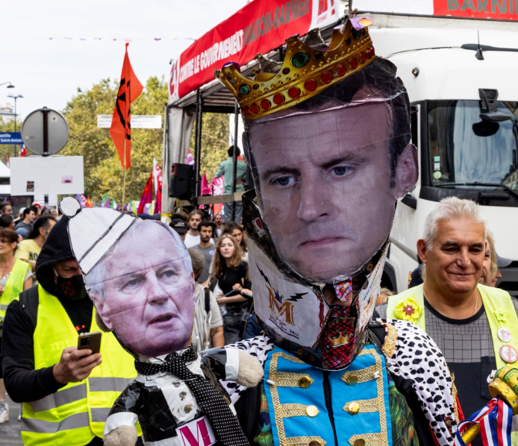 Manifestantes de izquierda, con figuras del primer Ministro francés, Michel Barnier, y del presidente Emmanuel Macron, ayer en París