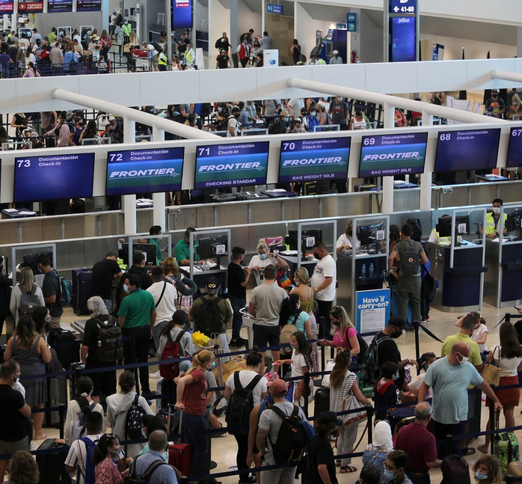 Foto de archivo del Aeropuerto de Cancún, donde fueron decomisadas dos maletas con droga, que le habían “encargado” a un hombre