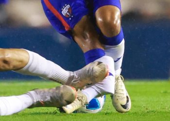 ‘Hobbit’ Bermúdez sufre fractura de tibia y peroné tras fuerte entrada en encuentro contra Dorados