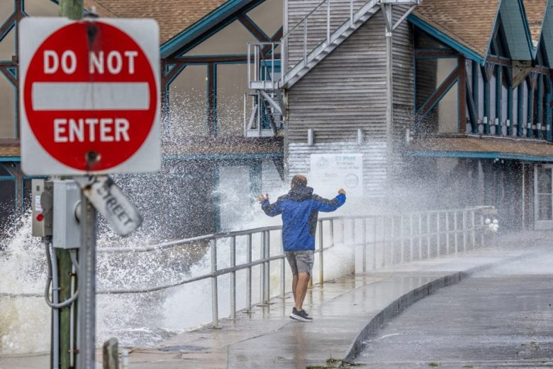 Aún sin que llegara a tierra, el huracán Helene ya dejaba sentir su fuerza en la tarde del jueves en Florida (Foto de EFE)