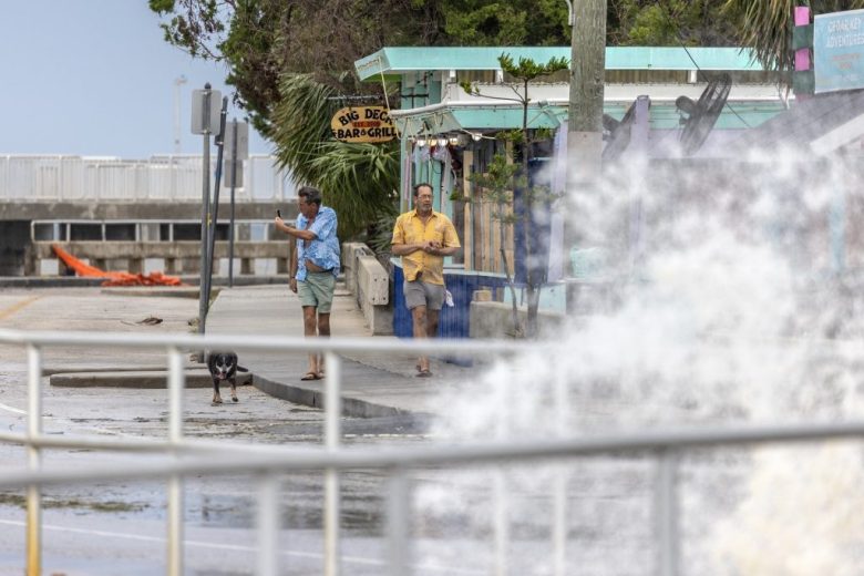 Aún sin que llegara a tierra, el huracán Helene ya dejaba sentir su fuerza en la tarde del jueves en Florida (Foto de EFE)