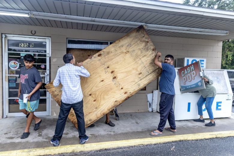 Habitantes de Florida protegen con maderas sus casa y negocios antes de la llegada del huracán Helene (Foto de EFE)