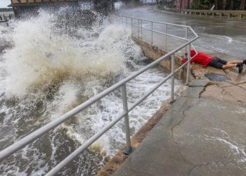 Huracán Helene crece a categoría 4 rumbo a Estados Unidos; ya causa inundaciones y apagones