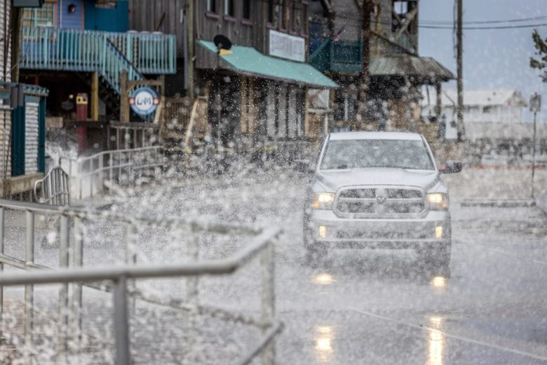 Aún sin que llegara a tierra, el huracán Helene ya dejaba sentir su fuerza en la tarde del jueves en Florida (Foto de EFE)