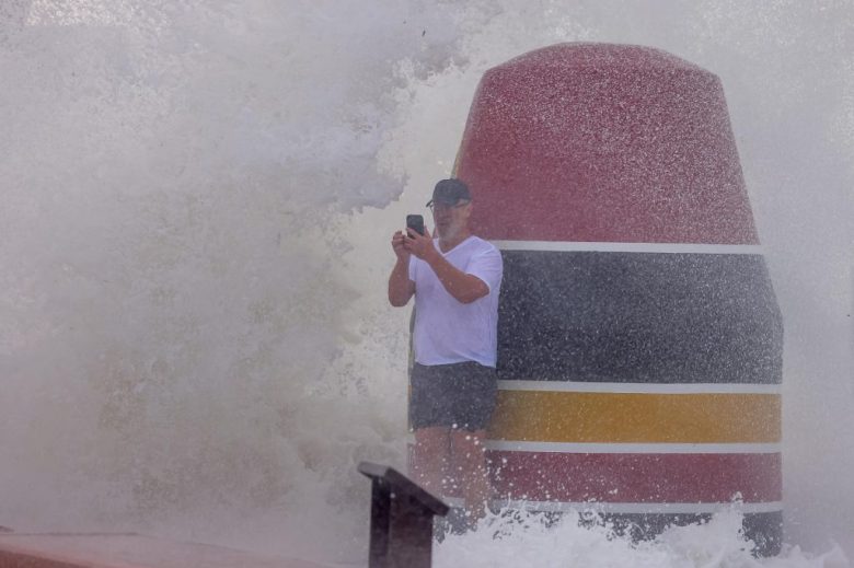 Aún sin que llegara a tierra, el huracán Helene ya dejaba sentir su fuerza en la tarde del jueves en Florida (Foto de EFE)