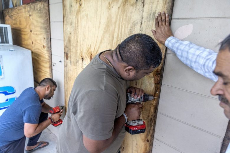 Habitantes de Florida protegen con maderas sus casa y negocios antes de la llegada del huracán Helene (Foto de EFE)