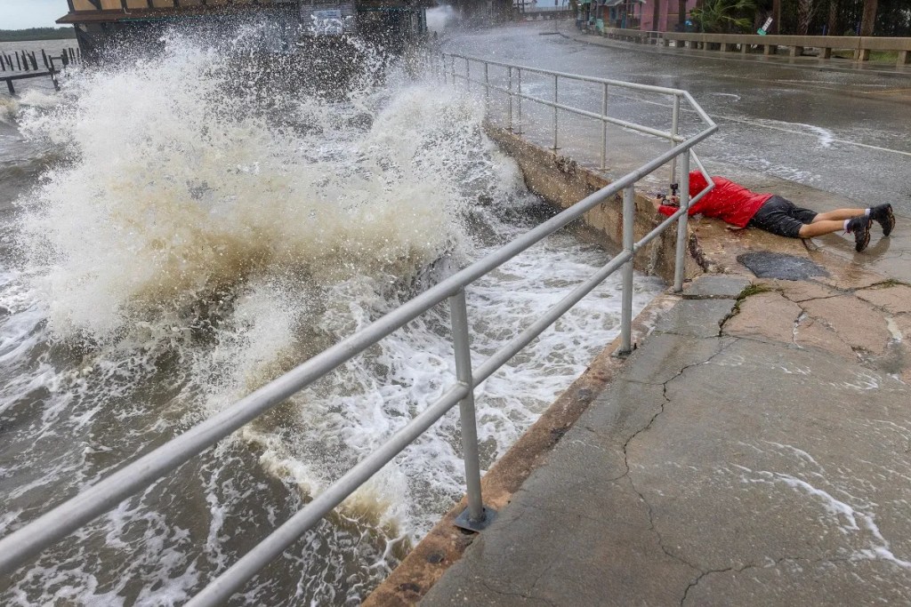 Aún sin que llegara a tierra, el huracán Helene ya dejaba sentir su fuerza en la tarde del jueves en Florida (Foto de EFE)