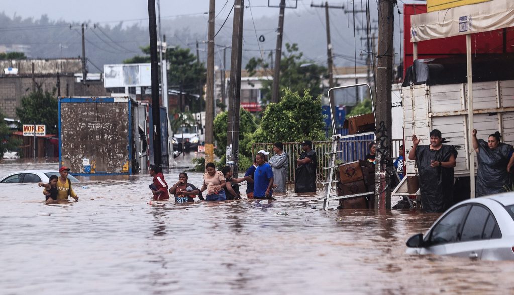 Por lluvias e inundaciones en Acapulco causadas por el huracán 'John', CFE suspende suministro eléctrico en varias regiones