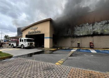 Incendio consume conocido supermercado en Zapopan, Jalisco (Vídeo)