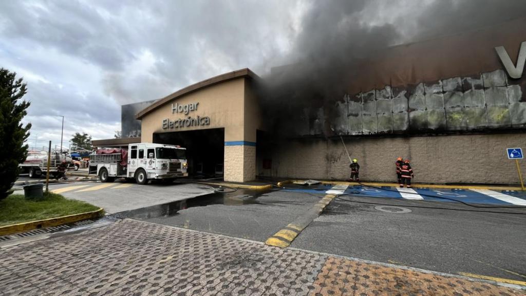 Incendio consume supermercado de la cadena Walmart en la zona metropolitana de Zapopan en Guadalajara, Jalisco (Vídeo)