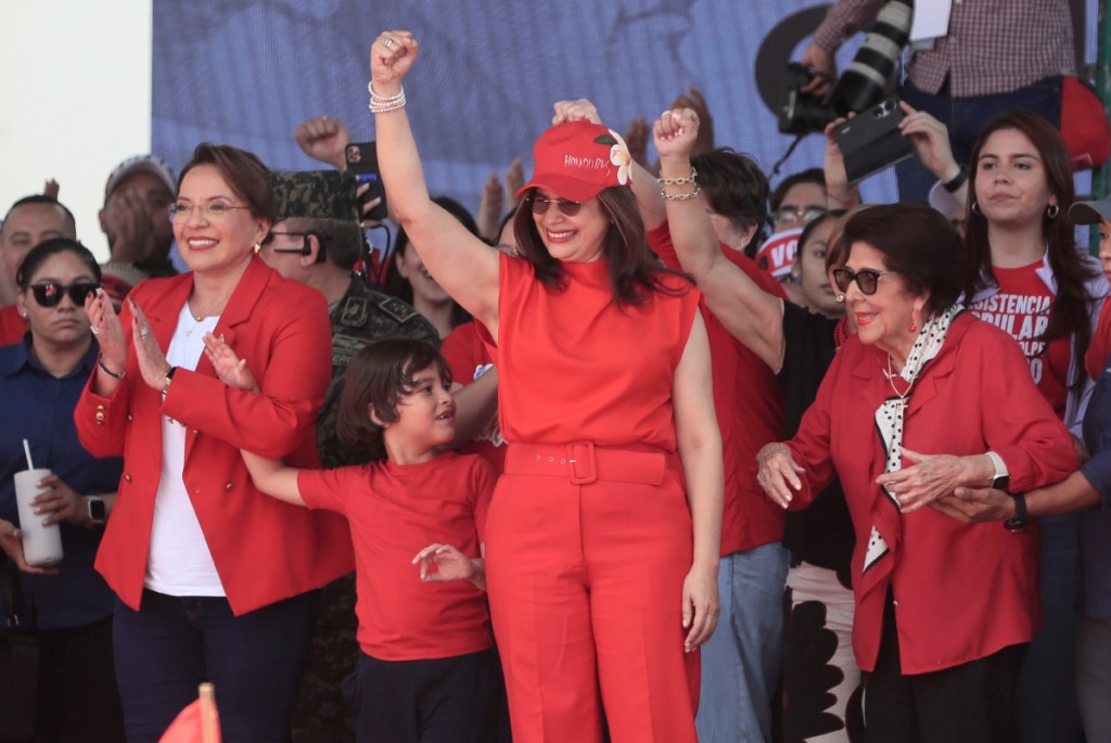 La presidenta de Honduras, Xiomara Castro; la ministra de Defensa, Rixi Moncada, y Hortensia Esmeralda Rosales Sarmiento, madre del expresidente de Honduras Manuel Zelaya, ayer en Tegucigalpa