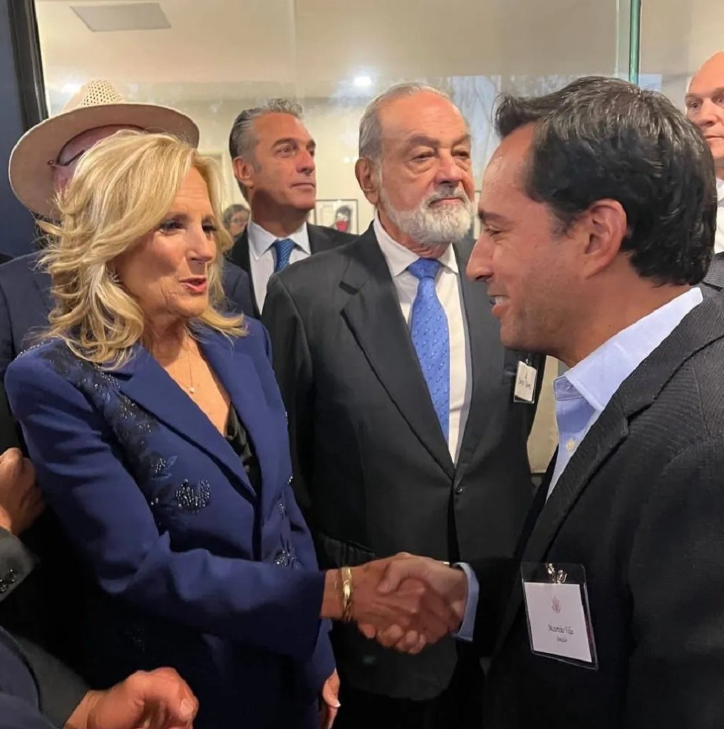 El senador Mauricio Vila Dosal saluda a Jill Biden, primera dama de Estados Unidos