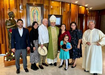 Ken Salazar asiste a la misa por la Jornada Mundial del Migrante en la basílica de Guadalupe