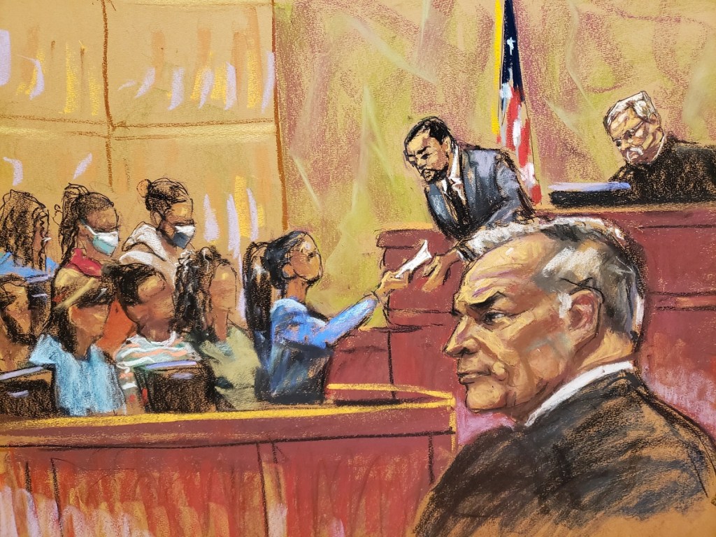 Un dibujo realizado por la artista Jane Rosenberg donde aparece la presidenta del jurado en el juicio a Genaro García Luna (derecha), mientras entrega la hoja del veredicto en el Tribunal Federal del Este de Nueva York, en febrero pasado (EFE)