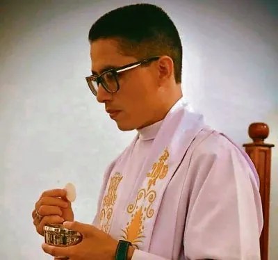 El sacerdote nicaragüense Asdrúbal Zeledón Ruiz, reparte la eucaristía en misa