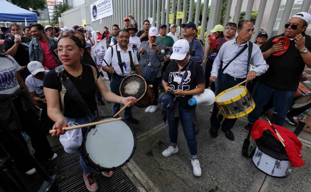 Trabajadores del Poder Judicial mantienen una protesta afuera del Consejo de Judicatura de CDMX