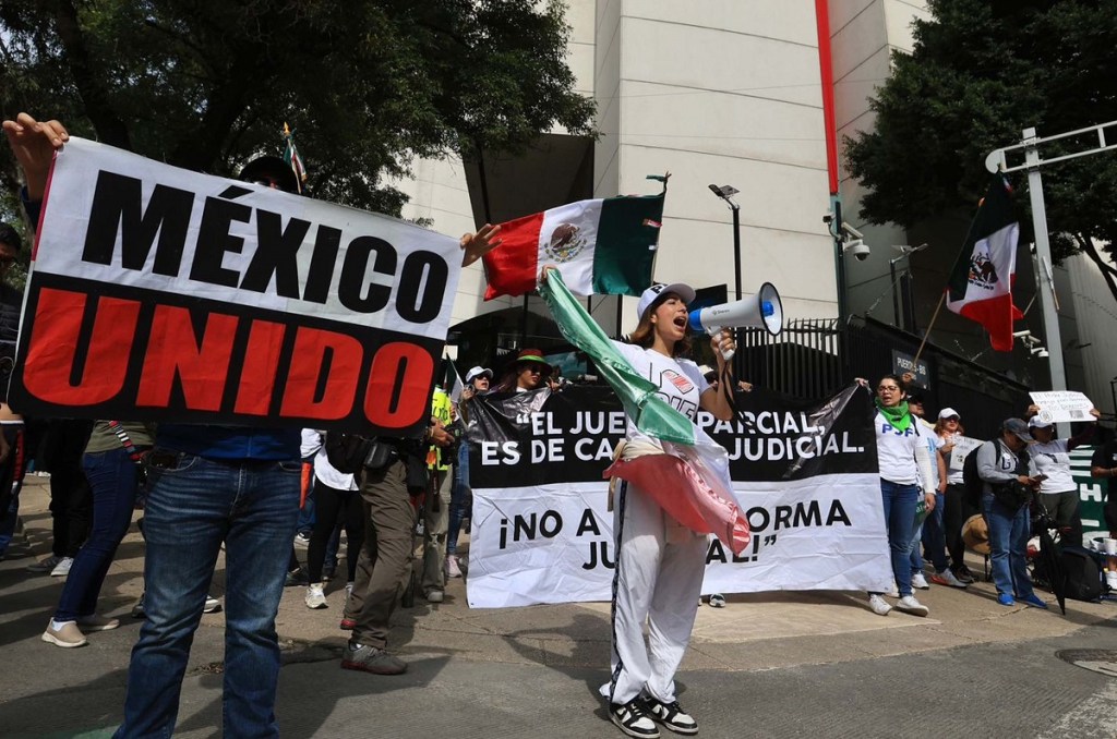 Aspecto de una protesta contra la reforma judicial afuera del Senado de la República (Foto de El Universal)