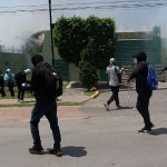 Activistas que protestan por los 43 estudiantes desaparecidos de Ayotzinapa lanzaron ayer viernes petardos y causaron incendios frente a un cuartel del Ejército mexicano en Guerrero, donde están por cumplirse 10 años del crimen que permanece impune. Los manifestantes anunciaron que extenderán sus protestas los próximos días