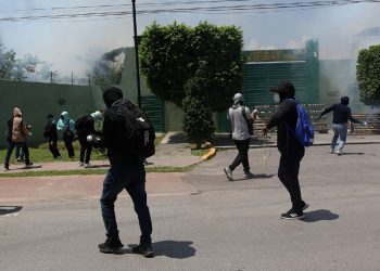 Lanzan petardos al cuartel militar