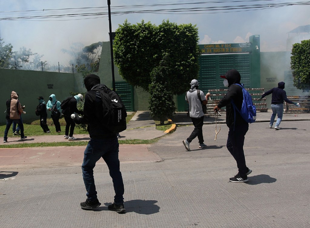 Activistas que protestan por los 43 estudiantes desaparecidos de Ayotzinapa lanzaron ayer viernes petardos y causaron incendios frente a un cuartel del Ejército mexicano en Guerrero, donde están por cumplirse 10 años del crimen que permanece impune. Los manifestantes anunciaron que extenderán sus protestas los próximos días