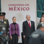 Arriba, el secretario de la Defensa, Luis Cresencio Sandoval; la presidenta electa, Claudia Sheinbaum; el presidente Andrés Manuel López Obrador; su esposa Beatriz Gutiérrez Müller, y el titular de Marina, José Rafael Ojeda Durán